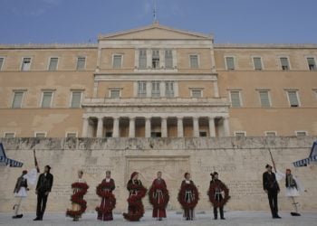 Εύζωνες της Προεδρικής Φρουράς φορώντας την Ποντιακή στολή στην μνήμη της γενοκτονίας των Ελλήνων του Πόντου, πραγματοποιούν την τελετουργική αλλαγή φρουράς, στο Μνημείο του  Αγνώστου Στρατιώτη (φωτ. αρχείου: ΑΠΕ-ΜΠΕ/Κώστας Τσιρώνης)