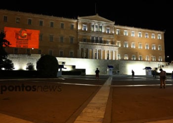 Ο επετειακός λογότυπος για τη Γενοκτονία των Ποντίων στην πρόσοψη της Βουλής, στις 19 Μαΐου 2021 (φωτ.: Κώστας Κατσίγιαννης)