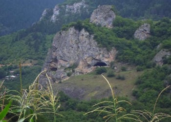 Σπηλιά κοντά στο Bağışlı, όπως ονομάζεται σήμερα το χωριό Κουνάκα, στην Άνω Ματσούκα. Η παράδοση αναφέρει ότι αποικίστηκε από χριστιανούς Έλληνες της Συρίας (φωτ.: koylerim.com)