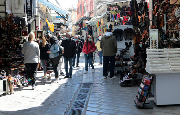 Κόσμος ψωνίζει  και κοιτάζει βιτρίνες σε καταστήματα στο Μοναστηράκι (φωτ.: ΑΠΕ-ΜΠΕ/ Παντελής Σαϊτάς)