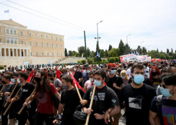 Διαδηλωτές συμμετέχουν στην πορεία που διοργάνωσε η ΑΔΕΔΥ και το Εργατικό Κέντρο Αθήνας, για τον εορτασμό της Εργατικής Πρωτομαγιάς, στο κέντρο της Αθήνας, την (φωτ.: ΑΠΕ-ΜΠΕ/ Αλέξανδρος Μπελτές)