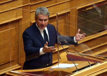 Ο βουλευτής του ΚΙΝΑΛ Ανδρέας Λοβέρδος στην Ολομέλεια της Βουλής (φωτ.: ΑΠΕ-ΜΠΕ/Αλέξανδρος Μπελτές)