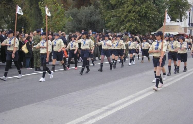 Η Μαργαρίτα, πρώτη δεξιά, ενωμοτάρχης των Αετών με την 4η Ομάδα Προσκόπων καλλονής στην παρέλαση για την 8η Νοεμβρίου στην Προκυμαία (φωτ.: Στο Νησί)