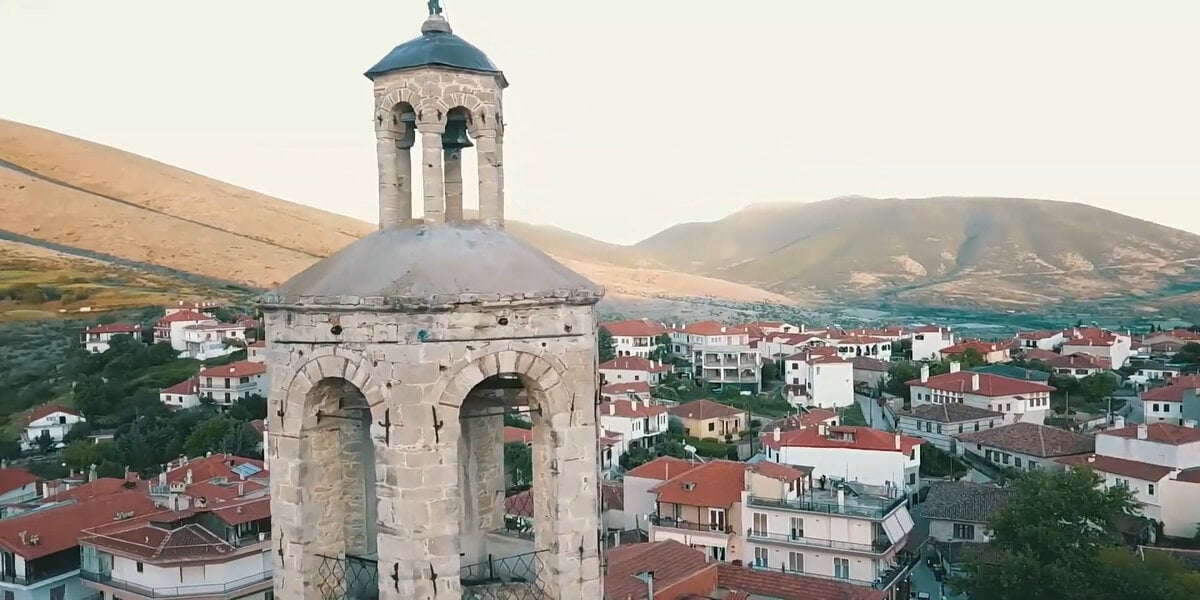 Στιγμιότυπο από την ταινία, που δείχνει τη Σιάτιστα, όπου έγιναν και τα γυρίσματα