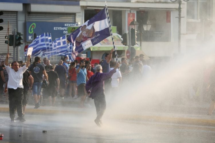 Επεισόδια κατά τη διάρκεια της συγκέντρωσης διαμαρτυρίας αντιεμβολιαστών στο Σύνταγμα (φωτ.: ΑΠΕ-ΜΠΕ /Αλέξανδρος Μπελτές)