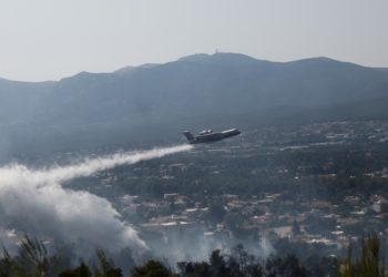 Πυροσβεστικό αεροσκάφος πραγματοποιεί ρίψεις νερού πάνω από κατοικημένη περιοχή κατά τη διάρκεια κατάσβεσης της πυρκαγιάς που ξέσπασε σε δασική περιοχή στη Σταμάτα, Αττικής (φωτ.: ΑΠΕ-ΜΠΕ/ ΓΙΑΝΝΗΣ ΚΟΛΕΣΙΔΗΣ)