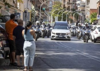 Η πομπή που συνοδεύει τη σορό της Ραφαέλα Καρά στο Καπιτώλιο της Ρώμης. Τέθηκε σε λαϊκό προσκύνημα (φωτ.:   EPA/Massimo Percossi)