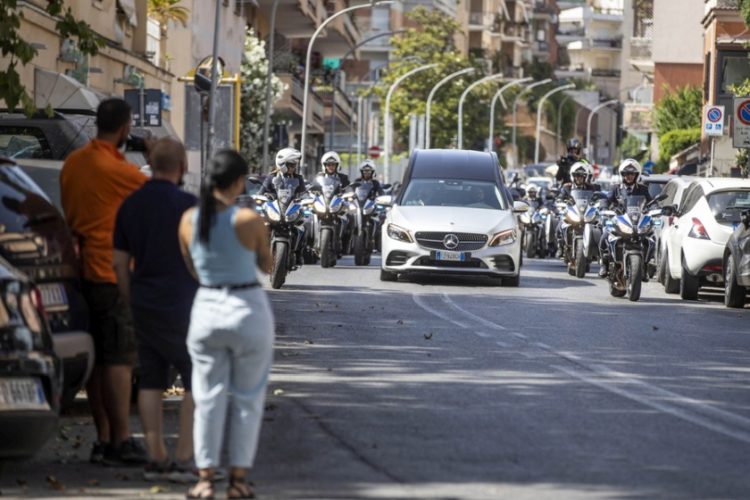 Η πομπή που συνοδεύει τη σορό της Ραφαέλα Καρά στο Καπιτώλιο της Ρώμης. Τέθηκε σε λαϊκό προσκύνημα (φωτ.:   EPA/Massimo Percossi)