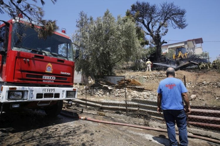 Εικόνα από την επιχείρηση κατάσβεσης της πυρκαγιάς στο Σέιχ Σου στη Θεσσαλονίκη (φωτ.: ΑΠΕ-ΜΠΕ/ΑΠΕ-ΜΠΕ/STR)