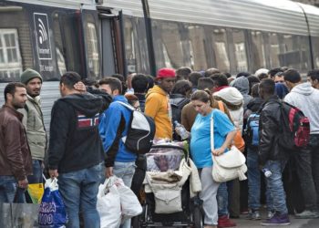 Πρόσφυγες από τη Δανία πηγαίνουν στη Σουηδία, το 2015 (φωτ.: EPA/ Claus Fisker Denmark out)