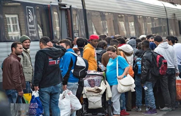 Πρόσφυγες από τη Δανία πηγαίνουν στη Σουηδία, το 2015 (φωτ.: EPA/ Claus Fisker Denmark out)