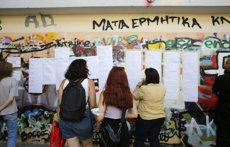 Γονείς και μαθητές αναζητούν τα ονόματα των υποψηφίων στους πίνακες με τις βαθμολογίες των υποψηφίων των Πανελλαδικών Εξετάσεων, έξω από το σχολικό συγκρότημα της Γκράβας στο Γαλάτσι (φωτ.: ΑΠΕ-ΜΠΕ/ Αλέξανδρος Βλάχος)