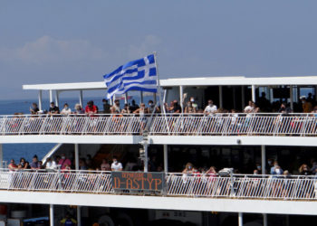 Ταξιδιώτες σε πλοίο στο λιμάνι της Πάρου , Παρασκευή 7 Αυγούστου 2020. (φωτ.: ΑΠΕ-ΜΠΕ/ Παντελής Σαίτας)