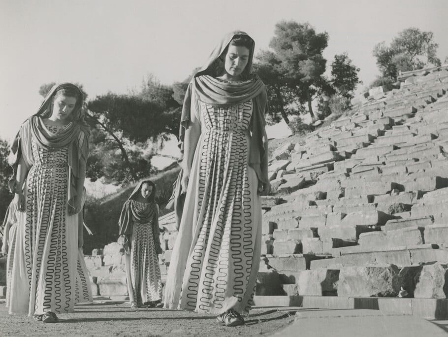 Στα χρόνια του χορού , πρώτη από αριστερά (Φωτ.: http://www.nt-archive.gr/)