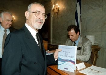 Ο Άγγελος Μπρατάκος, στην παρουσίαση του βιβλίου του «Η Ιστορία της ΝΔ», το 2002 (φωτ. αρχείου: ΑΠΕ-ΜΠΕ/Παντελής Σαΐτας)