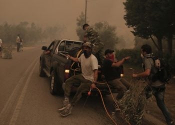 Πολίτες επιβιβάζονται σε υδροφόρο όχημακατά τη διάρκεια της επιχείρησης κατάσβεσης της πυρκαγιάς,στο Πευκί, στη βόρεια Εύβοια (φωτ.:: ΑΠΕ-ΜΠΕ/Κώστας Τσιρώνης)