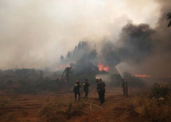 Υπεράνθρωπες προσπάθειες καταβάλλουν  πυροσβέστες και εθελοντές πυροσβέστες, σε όλα τα πύρινα μέτωπα (φωτ.: ΑΠΕ-ΜΠΕ/Ορέστης Παναγιώτου)