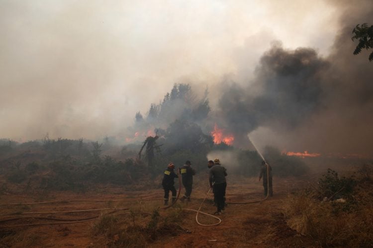 Υπεράνθρωπες προσπάθειες καταβάλλουν  πυροσβέστες και εθελοντές πυροσβέστες, σε όλα τα πύρινα μέτωπα (φωτ.: ΑΠΕ-ΜΠΕ/Ορέστης Παναγιώτου)