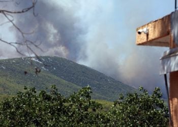 Πυκνοί καπνοί ανεβαίνουν από το όρος Πατέρας, έτσι όπως φαίνεται από την περιοχή Λιακωτό Μάνδρας, καθώς η φωτιά καίει σε δυσπρόσιτα σημεία (φωτ.: ΑΠΕ-ΜΠΕ/Αλέξανδρος Μπελτές)