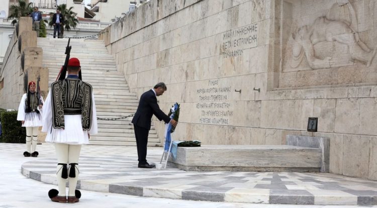 Ο Γιώργος Βαρυθυμιάδης, πρόεδρος της ΠΟΕ, καταθέτει στεφάνι στο Μνημείο του Αγνώστου Στρατιώτη στο Σύνταγμα, σε εκδήλωση της Παμποντιακής Ομοσπονδίας Ελλάδος για την Ημέρα Μνήμης της Γενοκτονίας των Ποντίων (φωτ.: ΑΠΕ-ΜΠΕ/Συμέλα Παντζαρτζή)