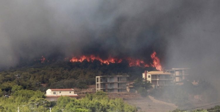 Πυρκαγιά κοντά σε σπίτια στην Κερατέα, σήμερα (φωτ.: ΑΠΕ-ΜΠΕ/Αλέξανδρος Βλάχος)