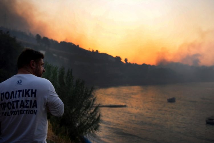 Φωτογραφία αρχείου που εικονίζει τον  υφυπουργό Πολιτικής Προστασίας και Διαχείρισης Κρίσεων, Νίκο Χαρδαλιά να πραγματοποιεί αυτοψία στην φωτιά που βρίσκεται σε εξέλιξη σε δασική έκταση στην περιοχή Ζήρια, του Δήμου Αιγιαλείας Αχαΐας, το Σάββατο 31 Ιουλίου 2021 (φωτ.: ΑΠΕ-ΜΠΕ/Γιώτα Λοτσάρη)