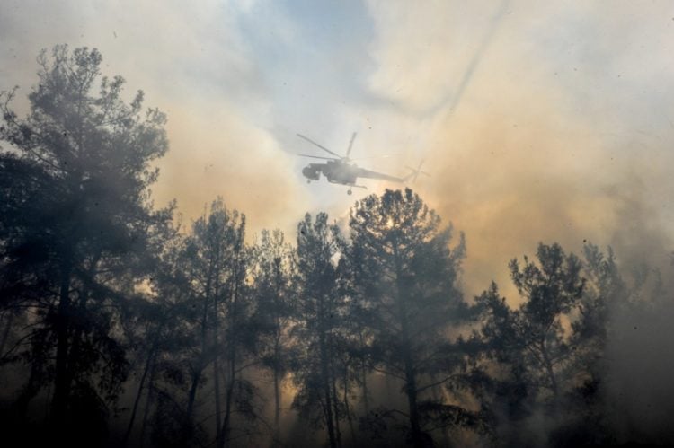 Ελικόπτερο πραγματοποιεί ρίψεις νερού στην κατάσβεση της πυρκαγιάς που ξέσπασε στη Ρόδο (φωτ.; ΑΠΕ-ΜΠΕ/ΑΠΕ-ΜΠΕ/Λευτέρης Δαμιανίδης)