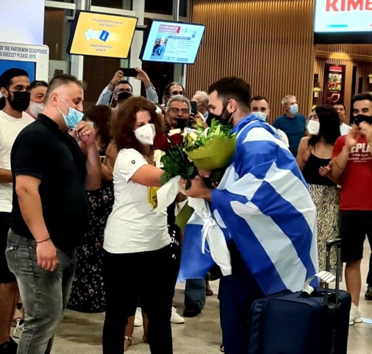 Στιγμιότυπο από την άφιξη του Θοδωρή Ιακωβίδη, στην Αθήνα (φωτ.: twitter.com/l_avgenakis)