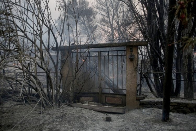 Καμένο σπίτι μετά τη φωτιά που ξέσπασε σε δασική έκταση στην περιοχή της Βαρυμπόμπης (φωτ.: ΑΠΕ-ΜΠΕ/Γιάννης Κολεσίδης)