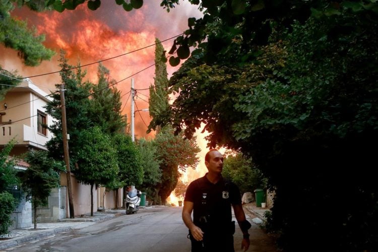 Φωτιά καίει δέντρα στην Βαρυμπόμπη που εκκενώθηκε πριν από μερικές ώρες (φωτ.: ΑΠΕ-ΜΠΕ/Γιάννης Κολεσίδης)