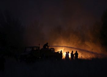 Πυροσβέστες ρίχνουν νερό για να σβήσουν την φωτιά που ξέσπασε σε δασική έκταση στην περιοχή της Βαρυμπόμπης (φωτ.: ΑΠΕ-ΜΠΕ/ΑΠΕ-ΜΠΕ/Ορέστης Παναγιώτου)