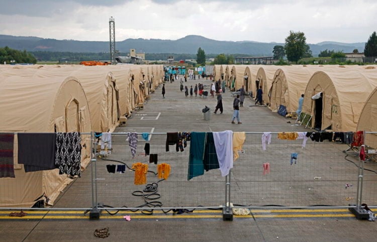 Άτομα που έχουν ξεφύγει από το Αφγανιστάν, στη βάση των ΗΠΑ στη Γερμανία (φωτ.: EPA/ Ronald Wittek)