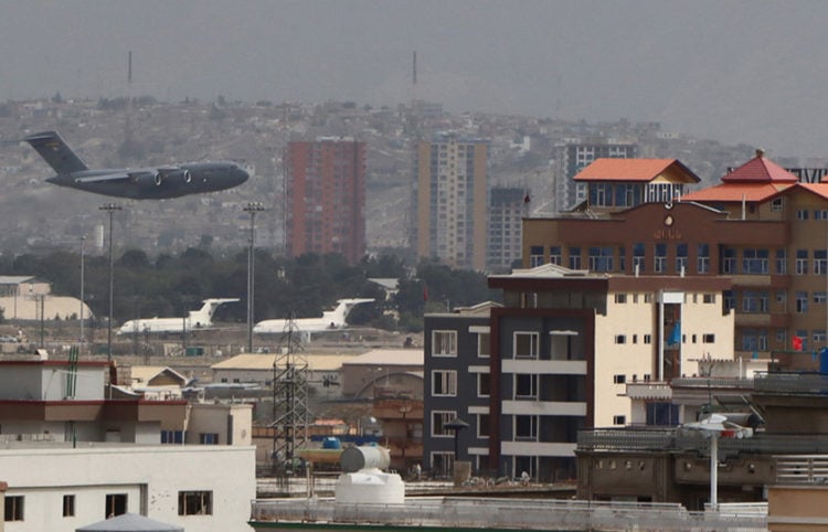 Το αεροδρόμιο της Καμπούλ (φωτ.: EPA / STRINGER)