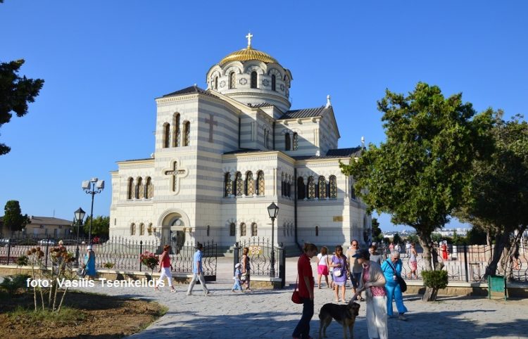 Ο ναός του Αγίου Βλαδίμηρου στον αρχαιολογικό χώρο της Σεβαστούπολης αφιερωμένος στη βάπτισή του (φωτ.: Βασίλης Τσενκελίδης)