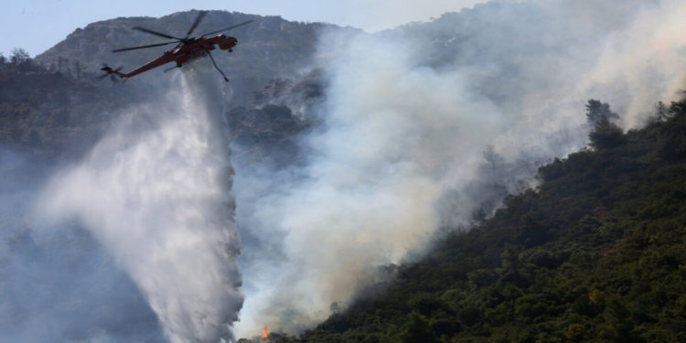 Ελικόπτερο Σικόρσκι ρίχνει νερό στη φωτιά  στο μέτωπο της Μαλακάσας, Σάββατο 7 Αυγούστου 2021 (φωτ.: ΑΠΕ-ΜΠΕ/ Αλέξανδρος Μπελτές)