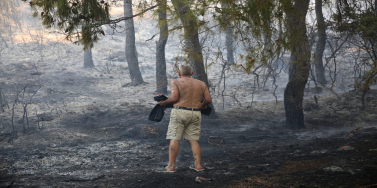 Κάτοικος κοιτά το καμμένο τοπίο στην περιοχή των Θρακομακεδόνων Σάββατο 07 Αυγούστου 2021 (φωτ.: ΑΠΕ-ΜΠΕ/ Αλέξανδρος Μπελτές)