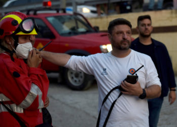 Φωτογραφία αρχείου που εικονίζει τον  υφυπουργό Πολιτικής Προστασίας και Διαχείρισης Κρίσεων Νίκο Χαρδαλιά να πραγματοποιεί αυτοψία στην φωτιά που βρίσκεται σε εξέλιξη σε δασική έκταση στην περιοχή Ζήρια, του Δήμου Αιγιαλείας Αχαΐας, το Σάββατο 31 Ιουλίου 2021 (φωτ.: ΑΠΕ-ΜΠΕ/ Γιώτα Λοτσάρη)