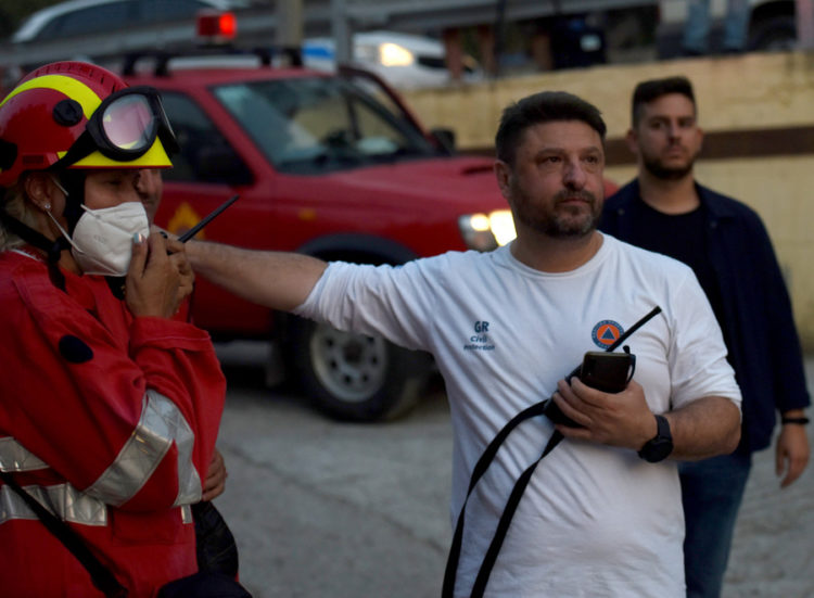 Φωτογραφία αρχείου που εικονίζει τον  υφυπουργό Πολιτικής Προστασίας και Διαχείρισης Κρίσεων Νίκο Χαρδαλιά να πραγματοποιεί αυτοψία στην φωτιά που βρίσκεται σε εξέλιξη σε δασική έκταση στην περιοχή Ζήρια, του Δήμου Αιγιαλείας Αχαΐας, το Σάββατο 31 Ιουλίου 2021 (φωτ.: ΑΠΕ-ΜΠΕ/ Γιώτα Λοτσάρη)