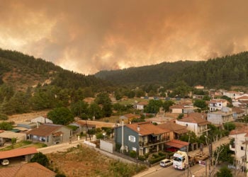 Οι πρώτες φλόγες ορατές από τις Γούβες 
(φωτ.: Twitter / 
Savvas Karmaniolas)