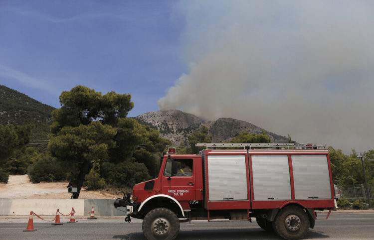 Πυροσβεστικό όχημα κατευθύνεται προς το σημείο κατάσβεσης  κατά τη διάρκεια δασικής πυρκαγιάς στην Πάρνηθα, Σάββατο 07 Αυγούστου 2021 (φωτ.: ΑΠΕ-ΜΠΕ/ Κώστας Τσιρώνης)