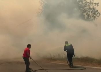 Πυροσβέστες και πολίτες παλεύουν με τις φωτιές στη Γορτυνία, Τρίτη 10 Αυγούστου (φωτ.: YouTube/ Open TV)