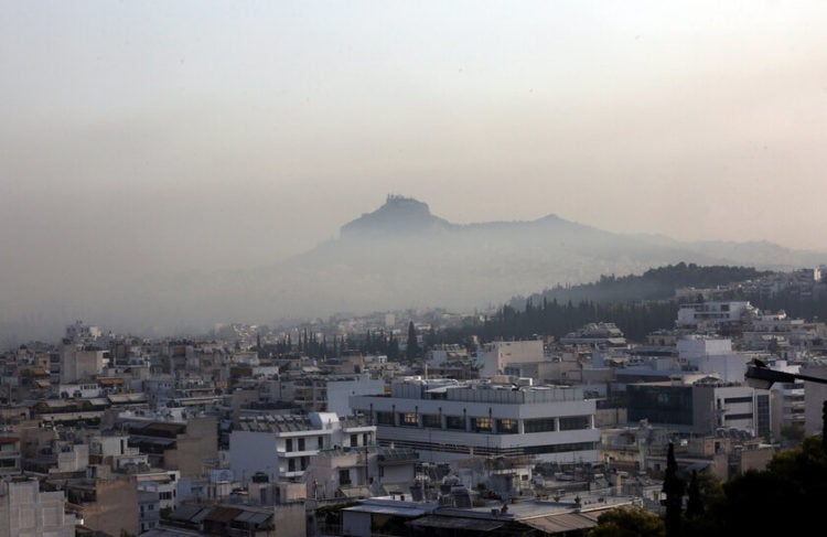 Ο Αη-Γιώργης στο λόφο του Λυκαβηττού διακρίνεται μέσα σε πέπλο καπνού, από τη χθεσινή φωτιά της Βαρυμπόμπης (φωτ.: ΑΠΕ-ΜΠΕ/ Ορέστης Παναγιώτου)