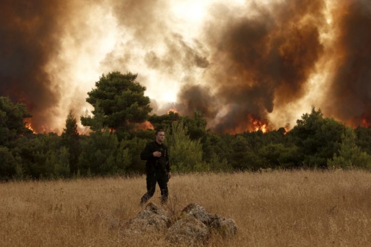 Πυκνοί καπνοί και πύρινες γλώσσες διακρίνονται  πυρκαγιάς στον οικισμό Δροσοπηγή, στη βορειοανατολική Αττική (φωτ.: ΑΠΕ-ΜΠΕ / Γιάννης Κολεσίδης)