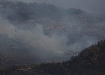 Καπνοί από τη φωτιά στη Γορτυνία όπως φαίνονταν από το χωριό Νεμούτα (φωτ.: ΑΠΕ-ΜΠΕ / Αλέξανδρος Μπελτές)