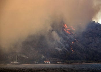 Φωτιά στη Μαρμαρίδα (φωτ.: EPA / Erdem Sahin)