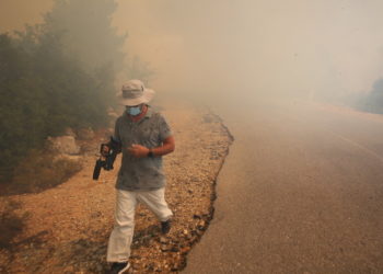 Πυρκαγιά στο Παλαιοχώρι Μάνδρας στην επαρχιακή οδός Οινόης-Πόρτο Γερμενού, την Τρίτη 17 Αυγούστου 2021 (φωτ.: ΑΠΕ-ΜΠΕ/ Αλέξανδρος Μπελτές)