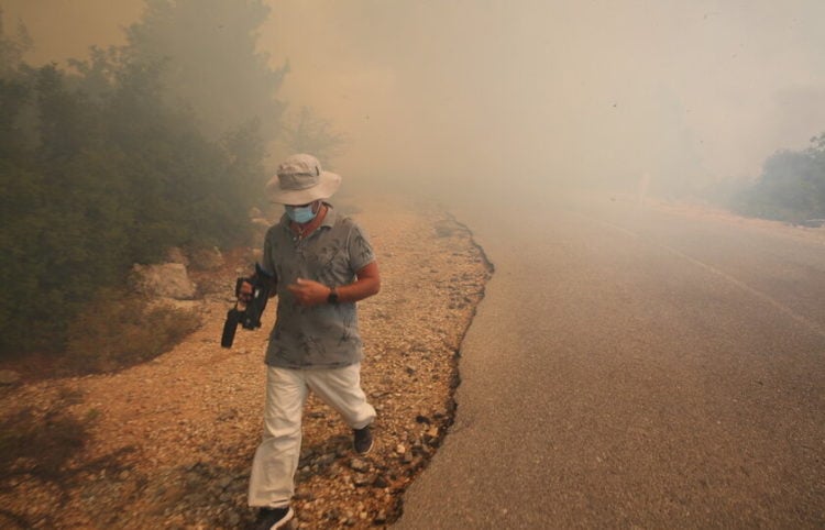 Πυρκαγιά στο Παλαιοχώρι Μάνδρας στην επαρχιακή οδός Οινόης-Πόρτο Γερμενού, την Τρίτη 17 Αυγούστου 2021 (φωτ.: ΑΠΕ-ΜΠΕ/ Αλέξανδρος Μπελτές)