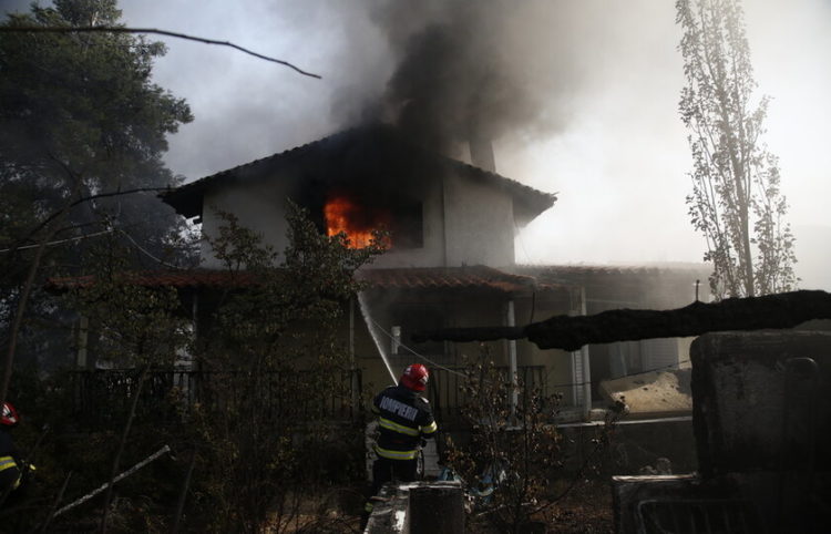 Πυροσβέστες επιχειρούν στην κατάσβεση της φωτιάς στο σπίτι της Κατερίνας και του Χάρη Διγενή, από την πυρκαγιά που ξέσπασε στην περιοχή Κάζα στα Βίλια Αττικής, τη Δευτέρα 23 Αυγούστου 2021 (φωτ.: ΑΠΕ-ΜΠΕ/ Γιάννης Κολεσίδης)