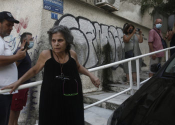 Η Μαργαρίτα Θεοδωράκη έξω από το σπίτι του πατέρα της στην Αθήνα (φωτ.: ΑΠΕ-ΜΠΕ / Γιάννης Κολεσίδης)