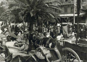 Πειραιάς 1922. Μικρασιάτες πρόσφυγες γύρω από το ξενοδοχείο «Η Ανατολή» (πηγή: Αρχείο ΕΡΤ / Π. Πουλίδης)